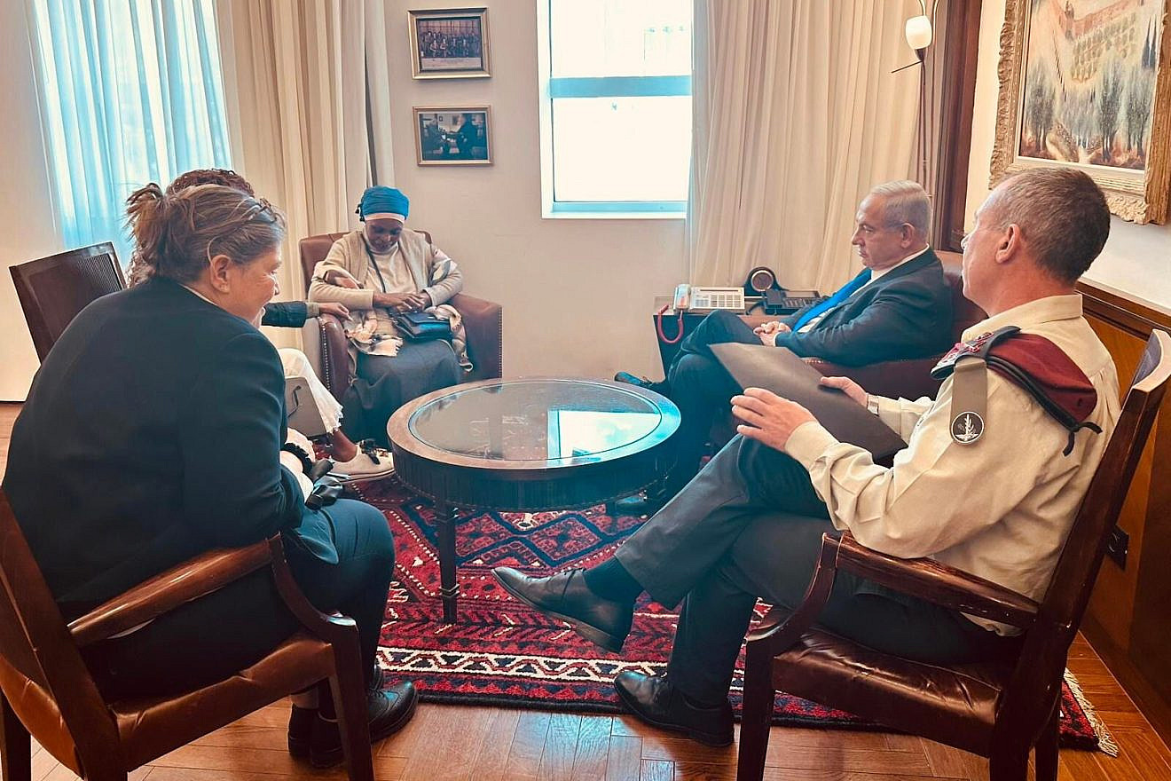 Israeli Prime Minister Benjamin Netanyahu meets with Agurnesh Mengistu, the mother of Hamas captive Avera Mengistu, Jan. 30, 2023. Credit: Courtesy.