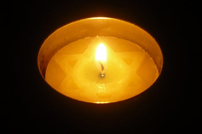 A yizkor candle. Credit: Valley2city via Wikimedia Commons.