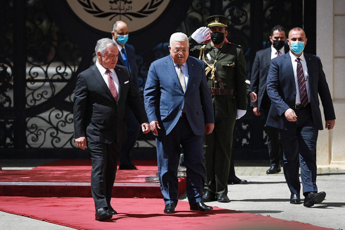 Palestinian Authority chief Mahmoud Abbas welcomes Jordan's King Abdullah II to Ramallah, May 28, 2022. Photo by Flash90.