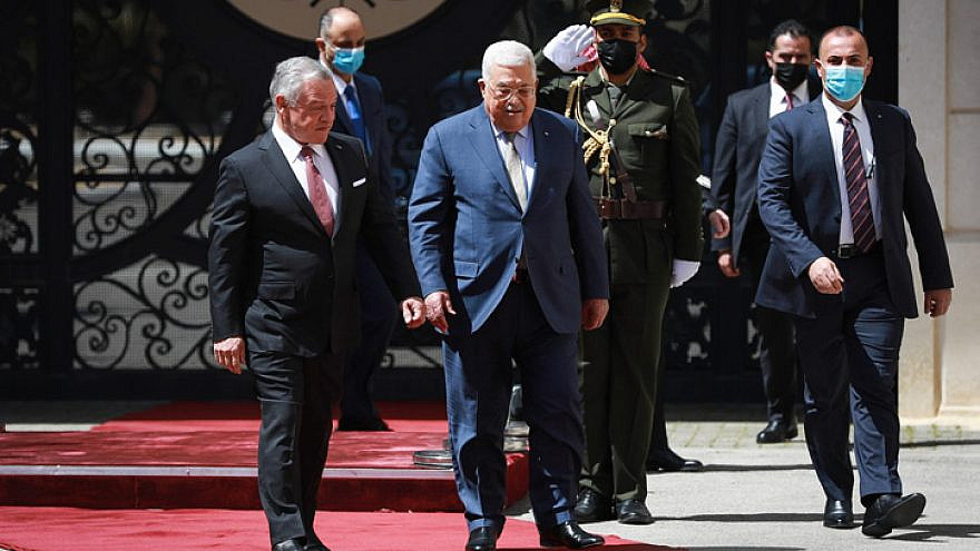 Palestinian Authority President Mahmoud Abbas welcomes Jordan's King Abdullah II to Ramallah, May 28, 2022. Photo by Flash90.
