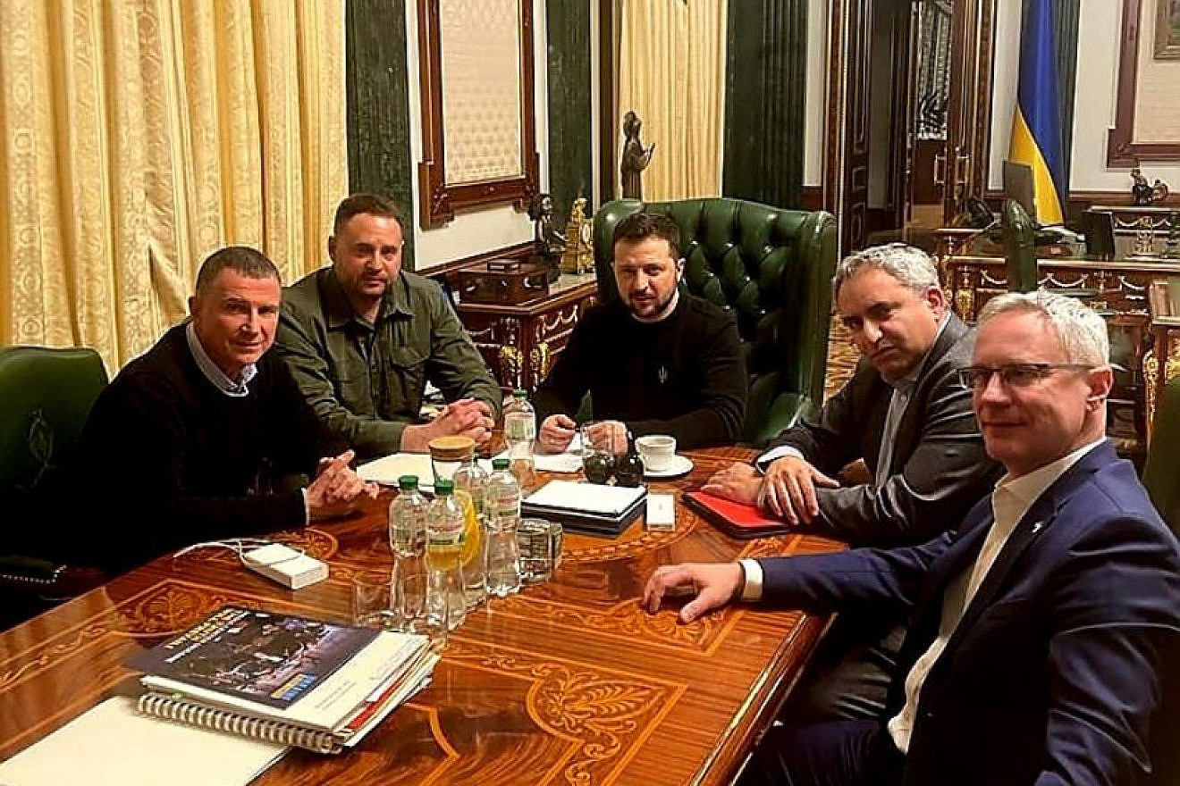 Knesset members Yuli Edelstein (left) and Ze'ev Elkin (second from right) meet with Ukraine President Volodymr Zelenskyy (center) in Kyiv, Feb. 20, 2023. Source: Twitter.