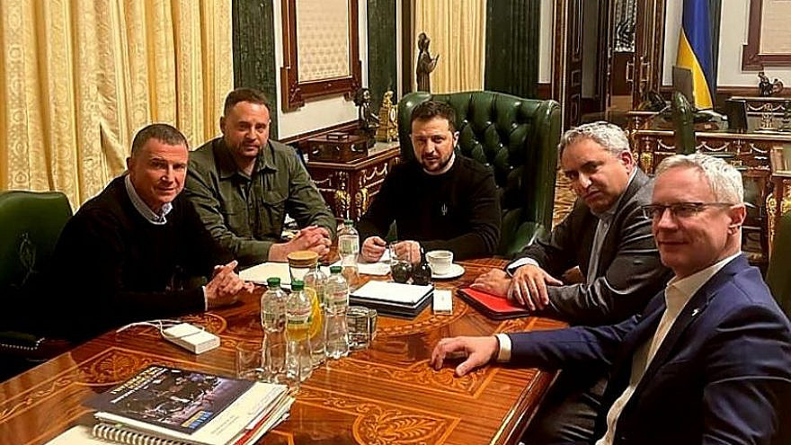 MKs Yuli Edelstein (left) and Ze'ev Elkin (second from right) meet with Ukraine President Volodymr Zelenskyy (center) in Kyiv, Feb. 20, 2023. Source: Twitter.
