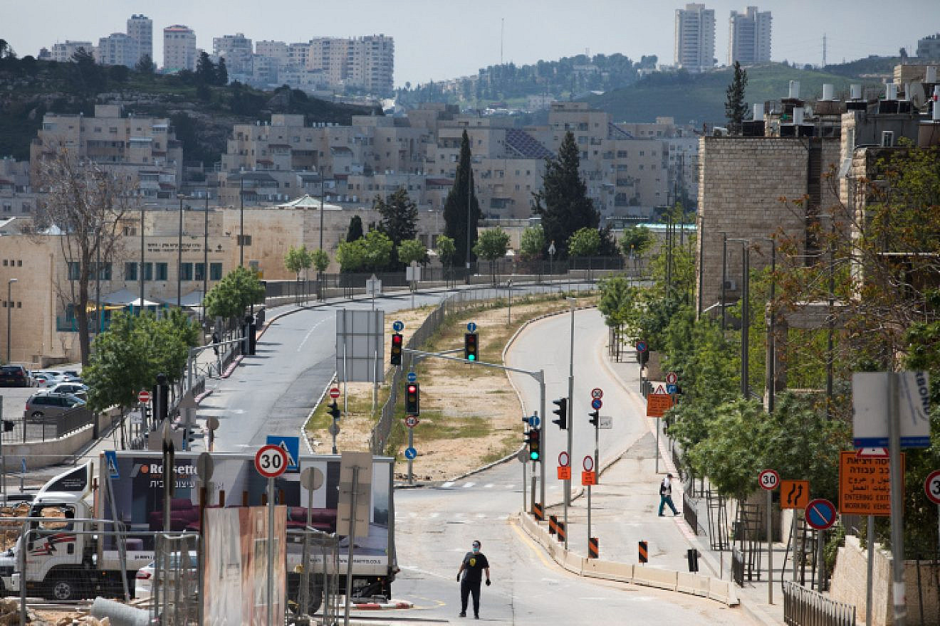 A main street in Neve Yaakov, Jerusalem, April 12, 2020. Photo by Nati Shohat/Flash90.