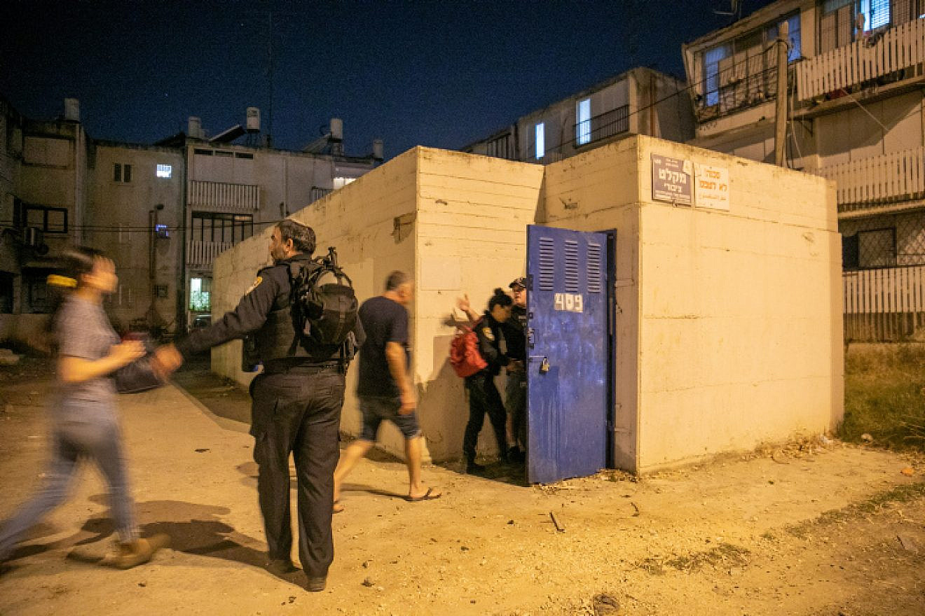 Israelis rush to a bomb shelter in Ramla during a conflict with Hamas, May 15, 2021. Credit: Yossi Aloni/Flash90.