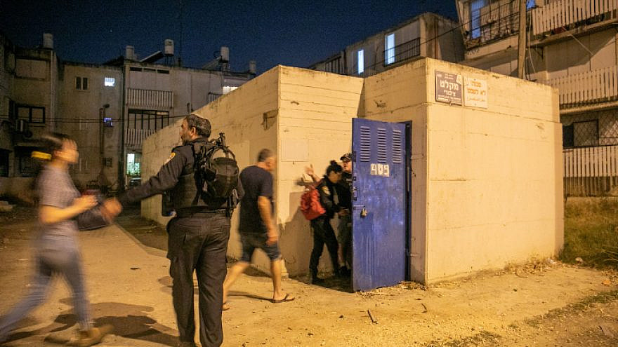 Israelis rush to a bomb shelter in Ramle during a conflict with Hamas, May 15, 2021. Credit: Yossi Aloni/Flash90.