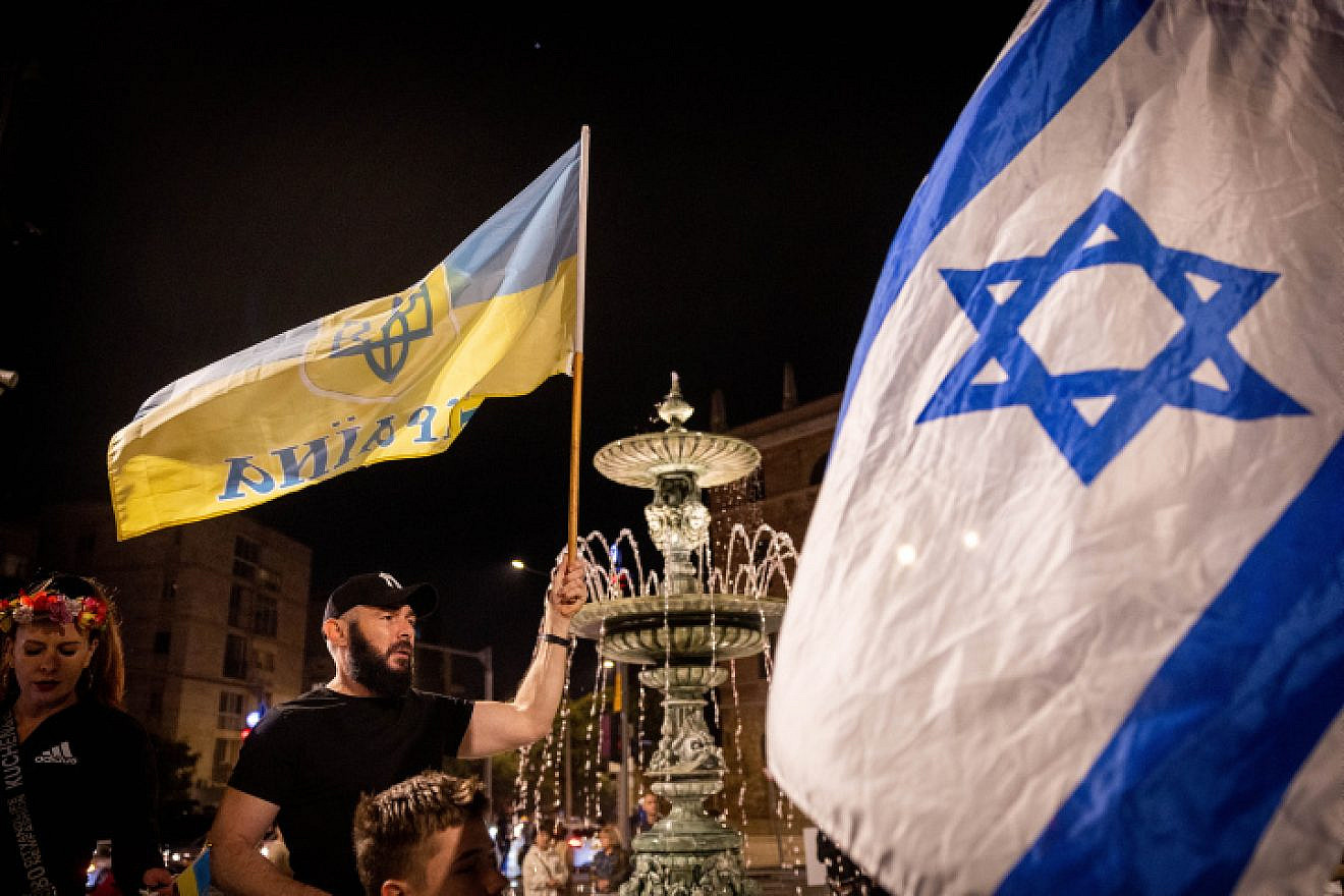 Israelis carry placards and flags during a protest against the Russian invasion of Ukraine, Jerusalem, Oct. 22, 2022. Photo by Yonatan Sindel/Flash90.