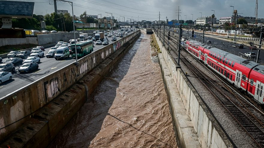 The swollen Ayalon River in Tel Aviv following heavy rainfall, Feb. 1, 2023. Photo by Avshalom Sassoni/Flash90.