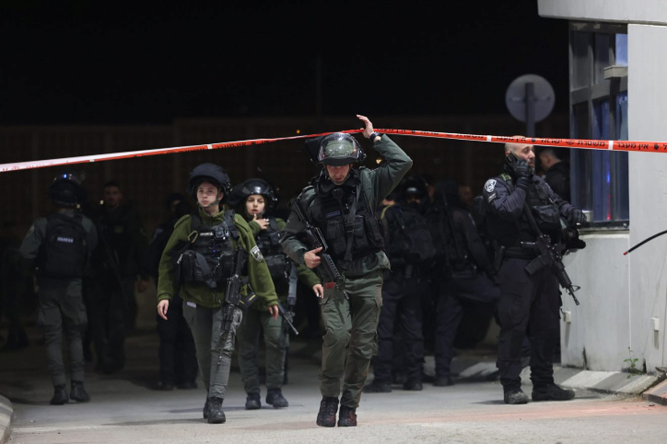 Israeli security at the scene of a terror attack where an Israeli Border Policeman was critically hurt in a stabbing at the Shuafat checkpoint in eastern Jerusalem. Feb. 13, 2023. Photo by Yonatan Sindel/Flash90.
