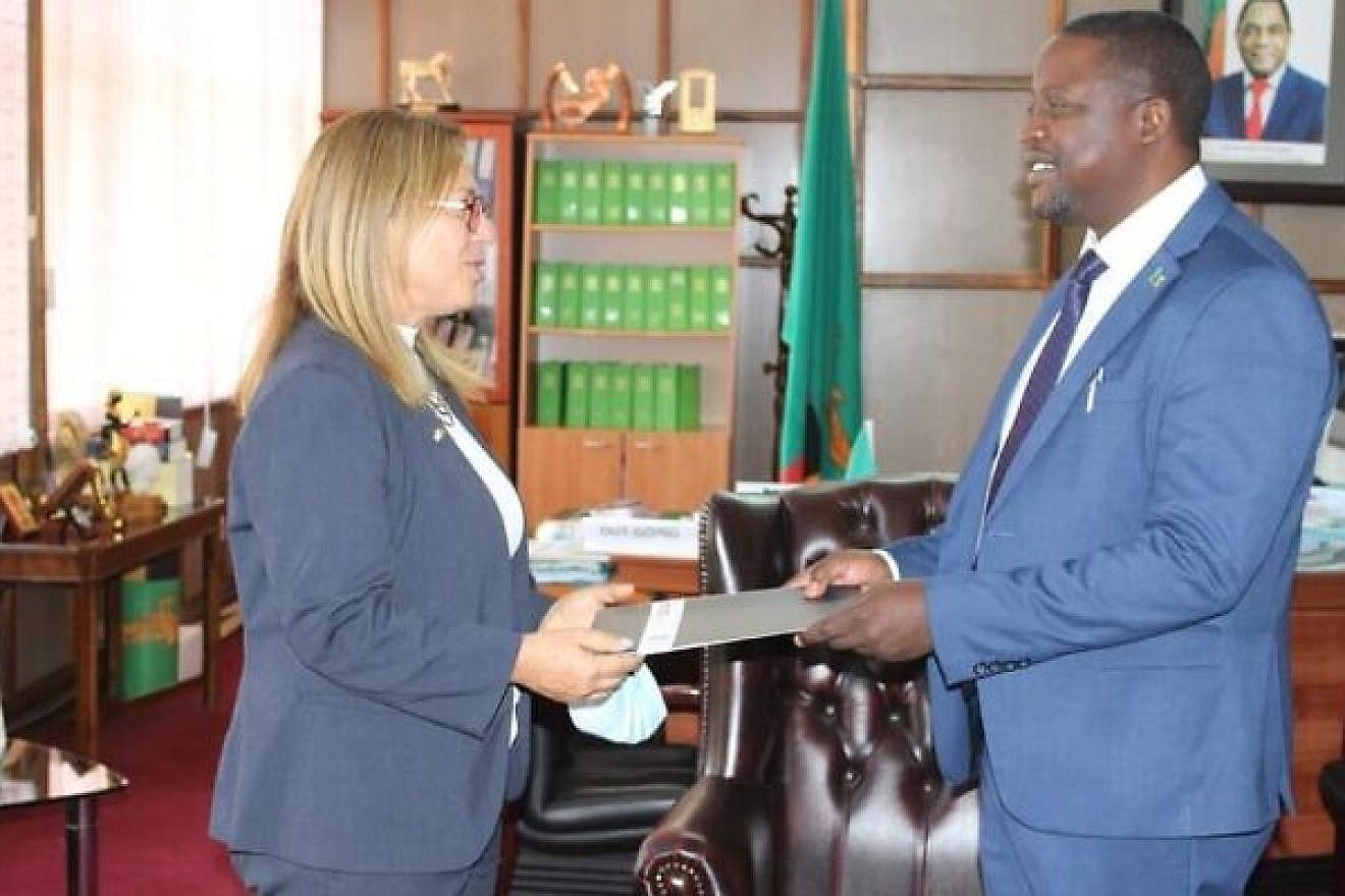 Ambassador Ofra Farhi presents her credentials to Zambian Foreign Minister Stanley Kakubo, October 2021. Source: Twitter.
