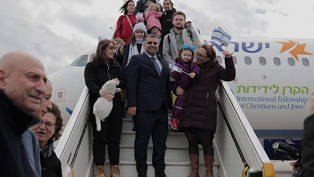 Aliyah and Integration Minister Ofir Sofer (center) and IFCJ President Yael Eckstein (right) welcome Ukrainian olim at Ben-Gurion Airport, Feb. 8, 2023. Photo by Avishag Shaar-Yashuv/IFCJ.