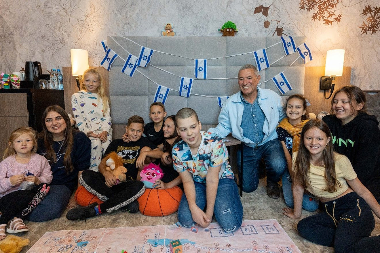 Jewish Agency chairman Doron Almog with refugee children in Warsaw. Credit: Maxim Dinshtein.