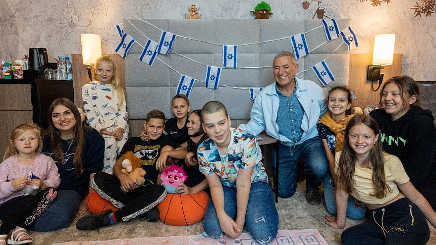 Jewish Agency chairman Doron Almog with refugee children in Warsaw. Credit: Maxim Dinshtein.