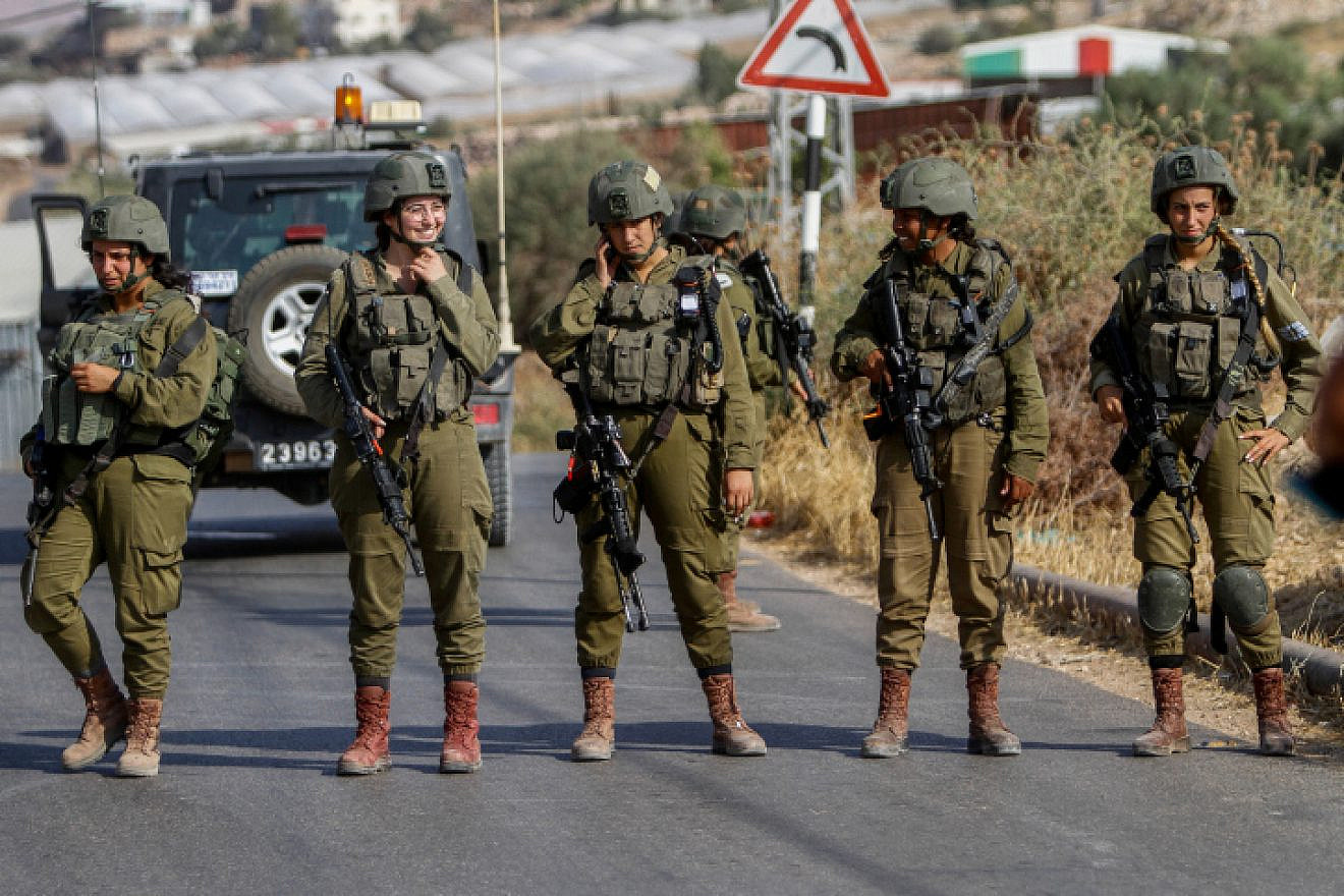 IDF soldiers secure the scene of a shooting attack on a bus on Route 90 in the Jordan Valley, Sept. 4, 2022. Photo by Nasser Ishtayeh/Flash90.