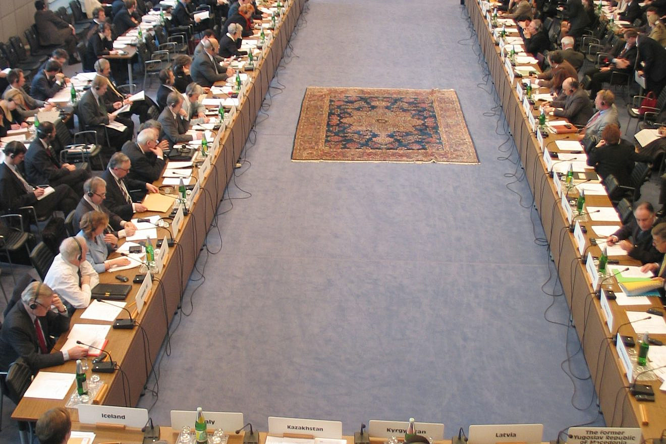 A meeting of the OSCE Permanent Council at the Hofburg in Vienna, 2005. Photo: Mikhail Evstafiev/Wikimedia