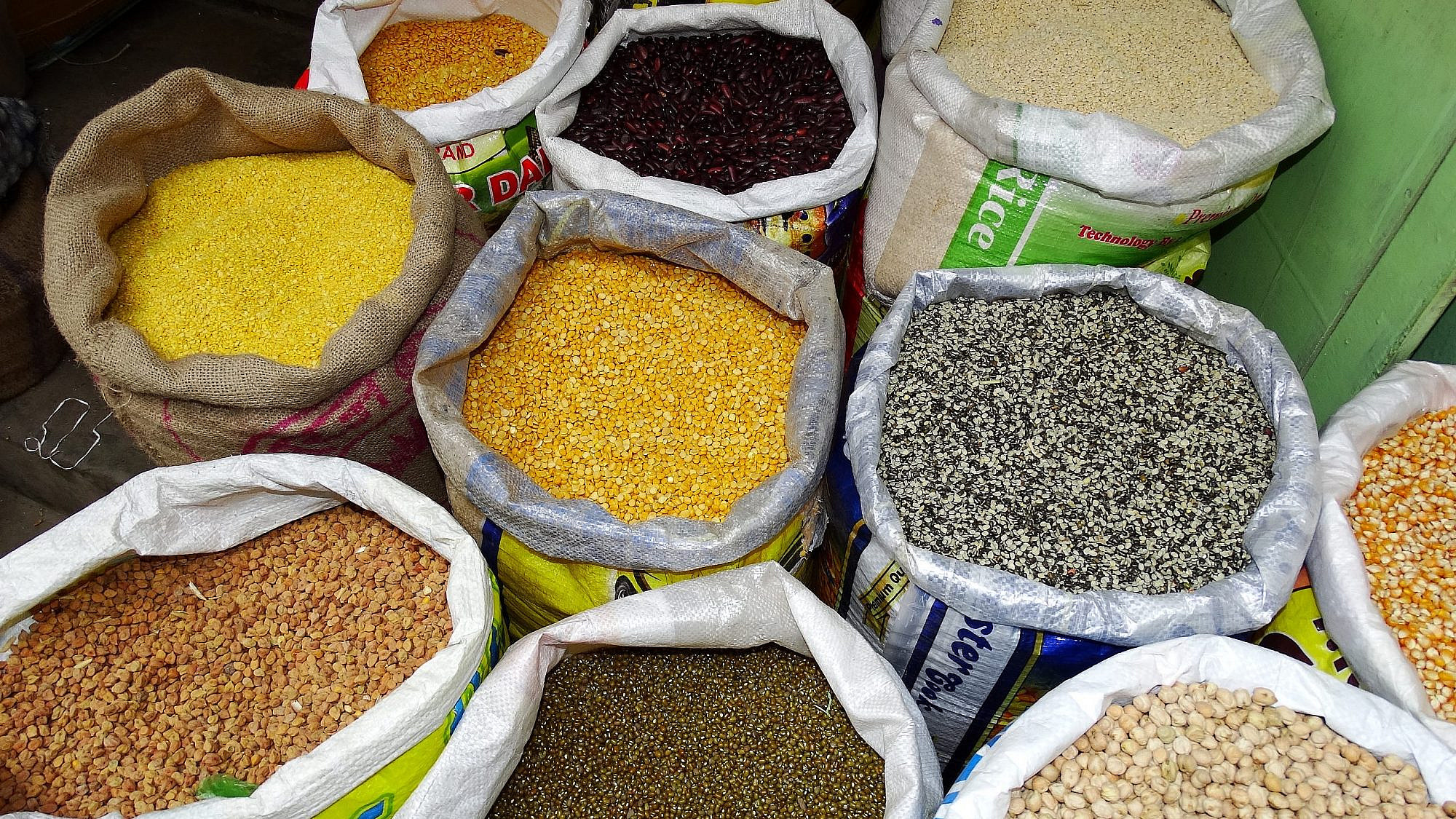 Pulses for sale in a market in India. Credit: Adam Jones from Kelowna, British Columbia, Canada, via Wikimedia Commons.