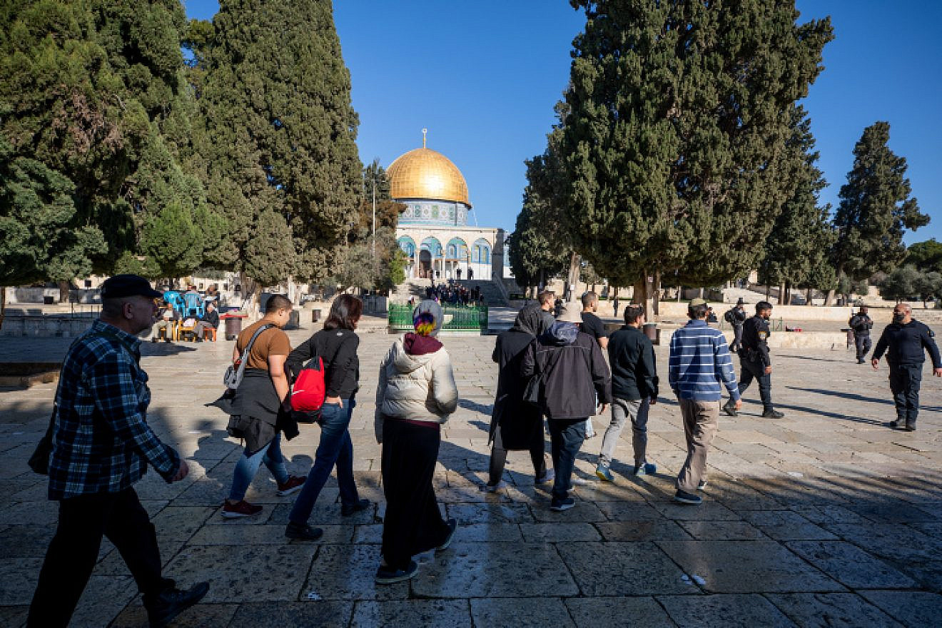 Israeli security personnel escort a group of Jews on the Temple Mount in Jerusalem, Jan. 18, 2023. Photo by Jamal Awad/Flash90.