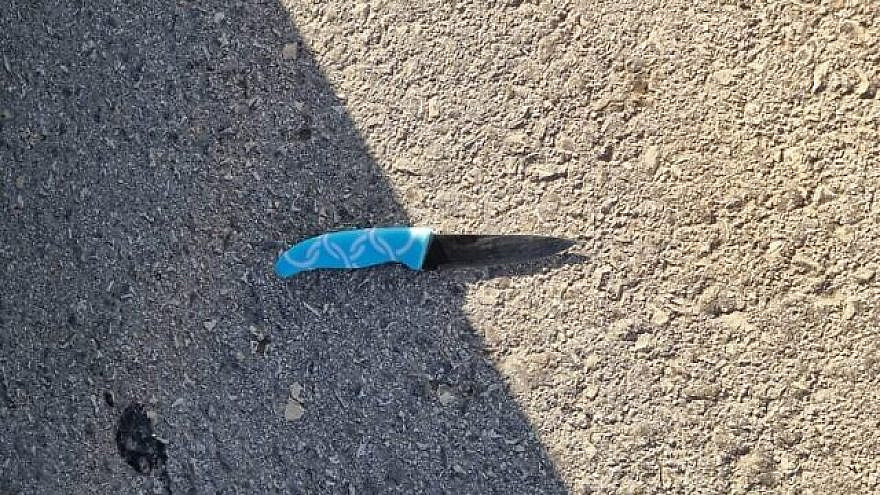 The knife used by a Palestinian woman in an attempted stabbing attack at the entrance to Ma'ale Adumim in Judea, Feb. 23, 2023. Credit: Israel Police.
