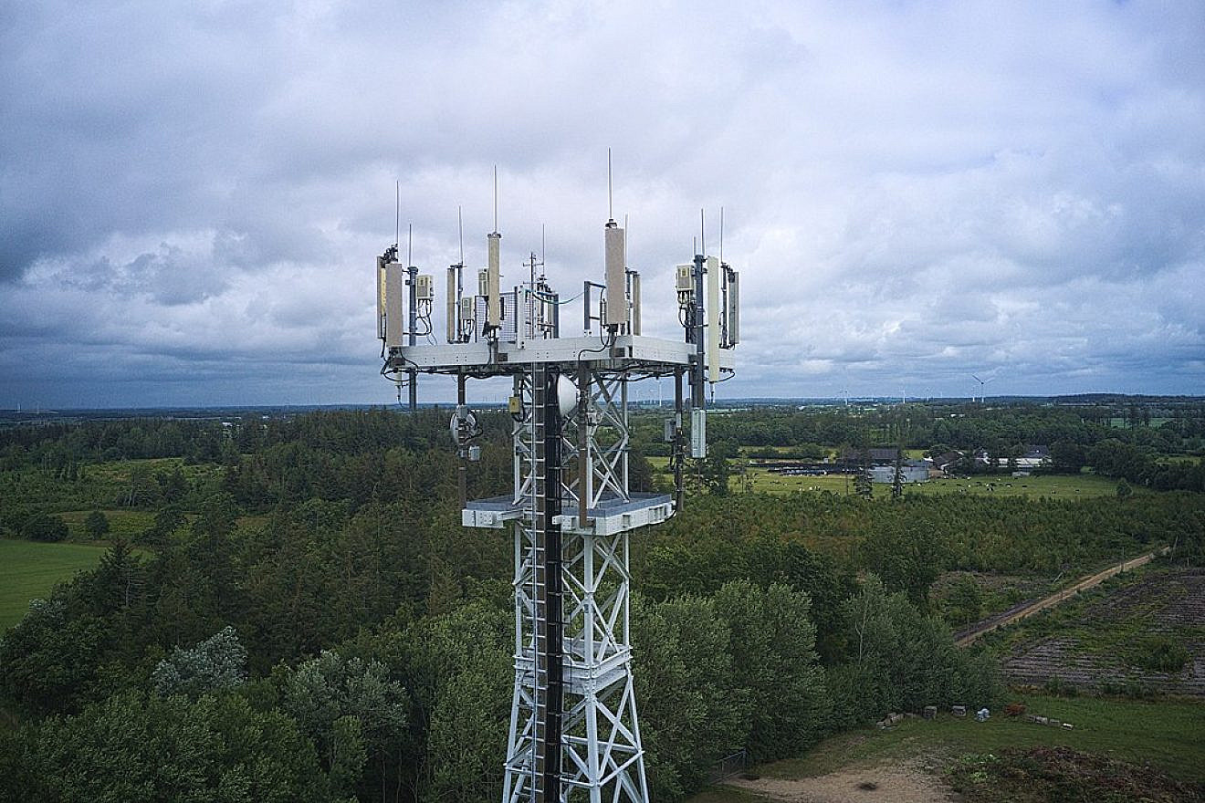 A 5G tower. Source: Wikimedia Commons.