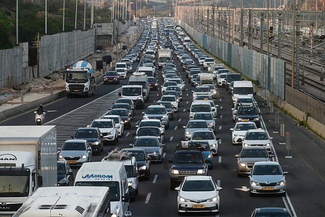 Traffic on the Ayalon Highway in Tel Aviv, Jan. 23, 2023. Photo by Avshalom Sassoni/Flash90.