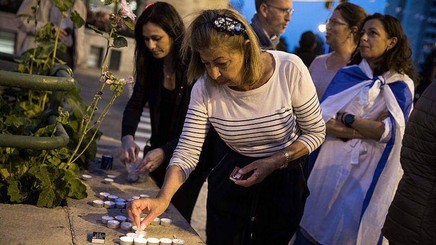 French Israelis light memorial candles as they gather at Paris Square in Jerusalem in a demonstration against antisemitism in France following the murder of Mireille Knoll, an 85-year-old Jewish woman in Paris, March 28, 2018. Photo by Hadas Parush/Flash90.