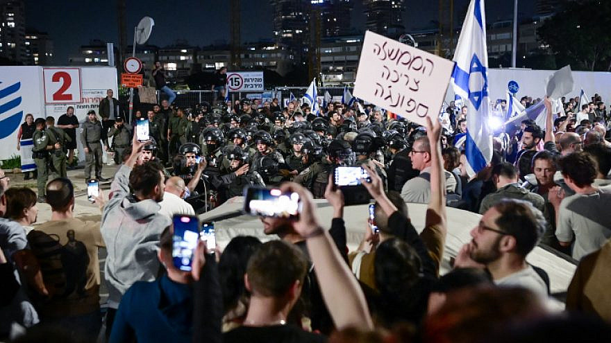 Protesters descend on the Tel Aviv salon where Sara Netanyahu was having her hair done, March 1, 2023. Photo by Avshalom Sassoni/Flash90.