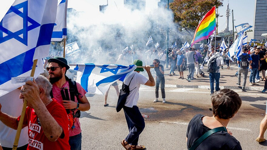 Israelis block a road and clash with police as they protest against the Israeli government's planned judicial overhaul, in Tel Aviv, March 1, 2023. Photo: Erik Marmor/Flash90.