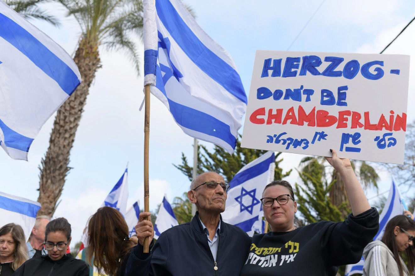 Anti-government protesters demonstrate outside the Tel Aviv residence of Israeli President Isaac Herzog, March 3, 2023. Photo by Tomer Neuberg/Flash90.