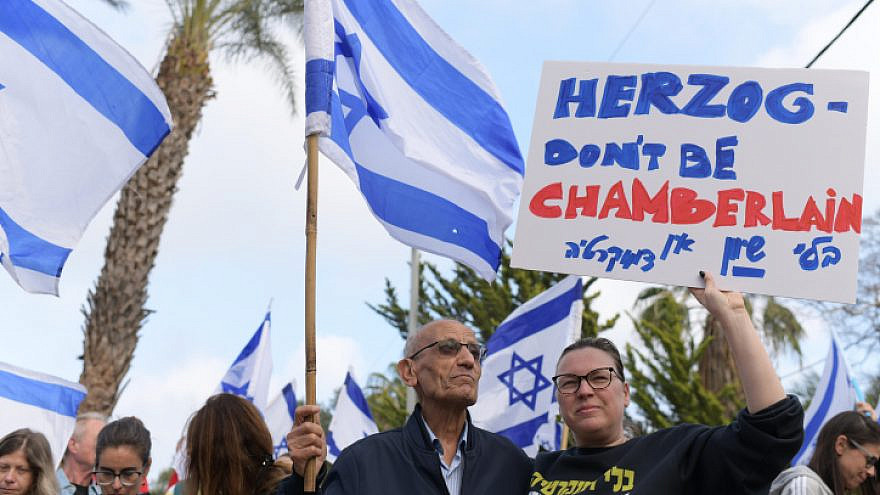 Anti-government protesters demonstrate outside the Tel Aviv residence of Israeli President Isaac Herzog, March 3, 2023. Photo by Tomer Neuberg/Flash90.
