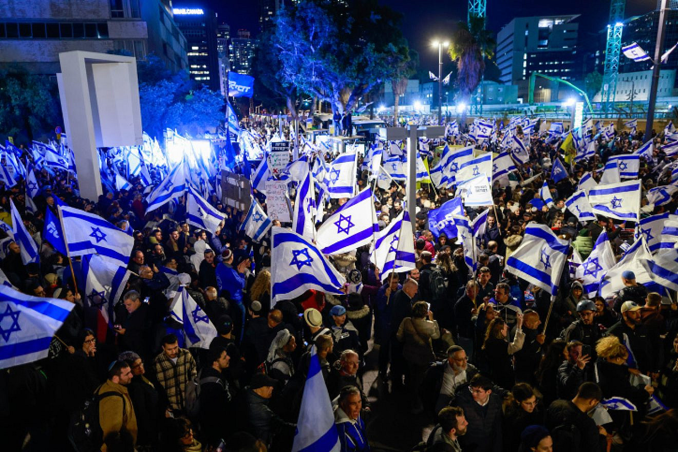 Israelis show support for judicial reform in Tel Aviv, March 30, 2023. Photo by Erik Marmor/Flash90.