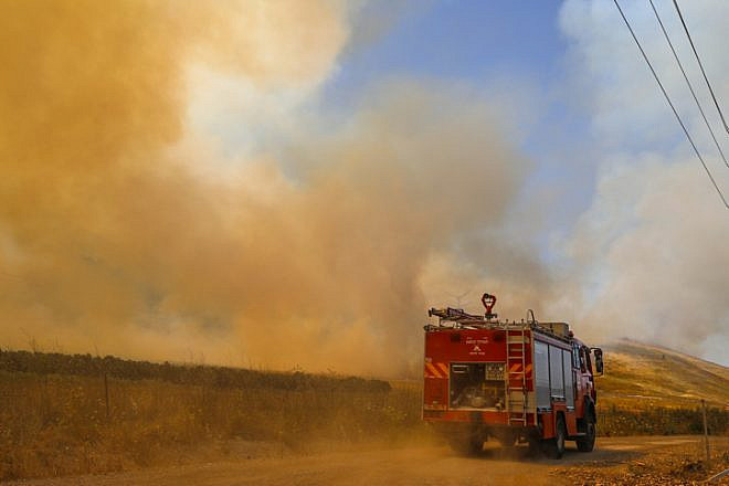 A view of a large forest fire near Kiryat Tivon, east of Haifa, June 1, 2020. Photo by Yossi Zamir/Flash90.