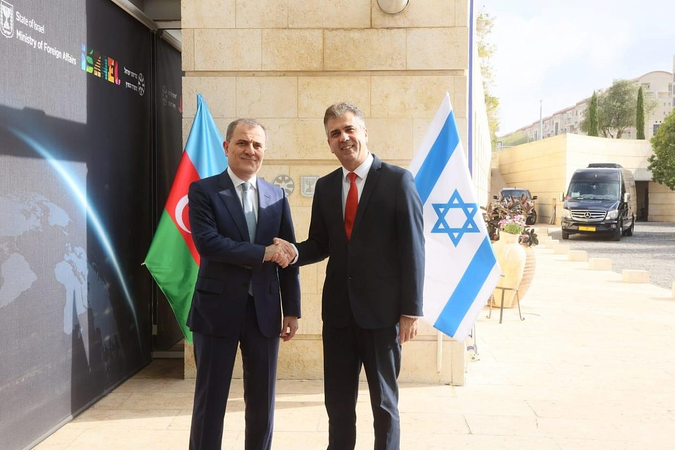 Israeli Foreign Minister Eli Cohen (right) greets his Azerbaijani counterpart Jeyhun Bayramov in Jerusalem on March 29, 2023.  Photo by Miri Shimonovich/Israel Foreign Ministry.