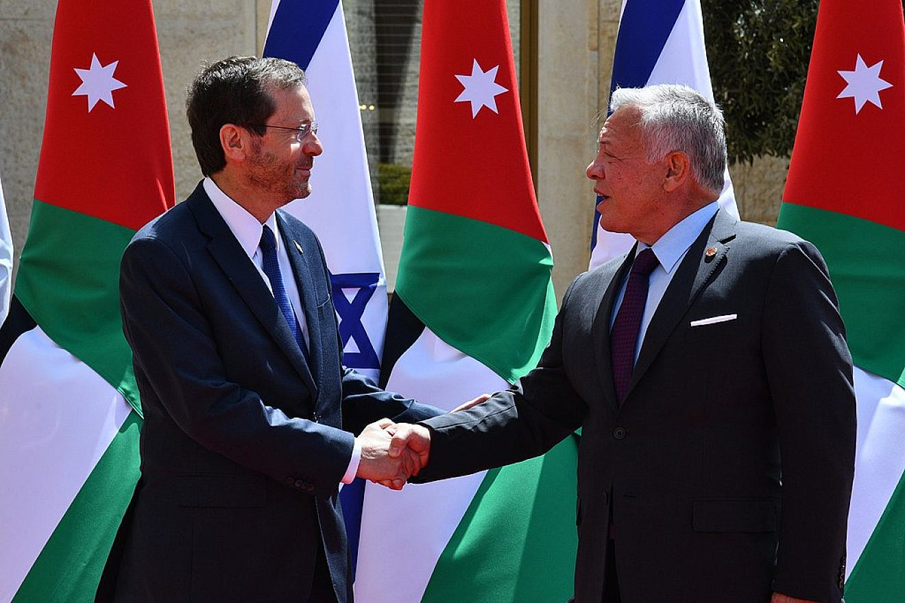 Israeli President Isaac Herzog is greeted by Jordanian King Abdullah II in Amman on March 30, 2022. Photo by Haim Zach/GPO.