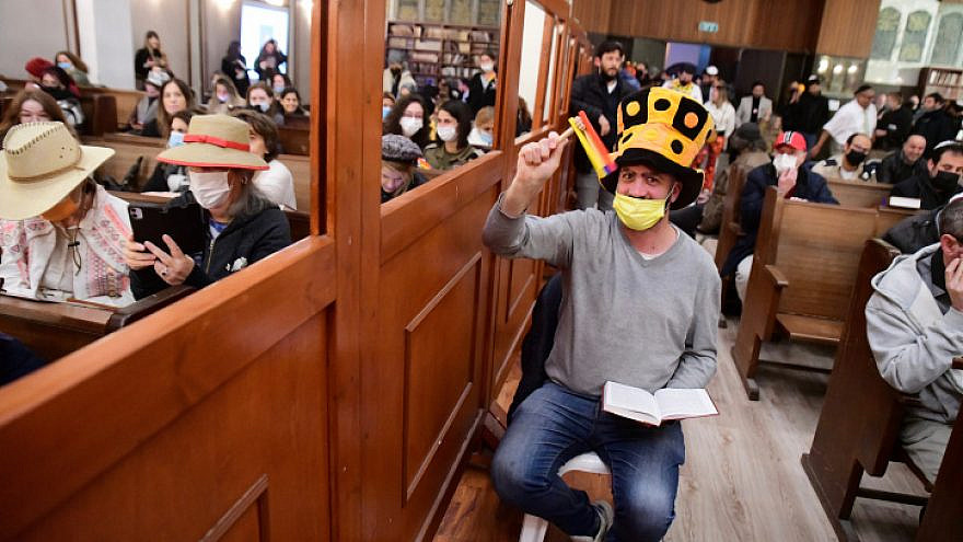 Jews read Megillat Esther (the Scroll of Esther) during Purim, at the Great Synagogue in Tel Aviv, March 16, 2022. Photo by Avshalom Sassoni/Flash90.