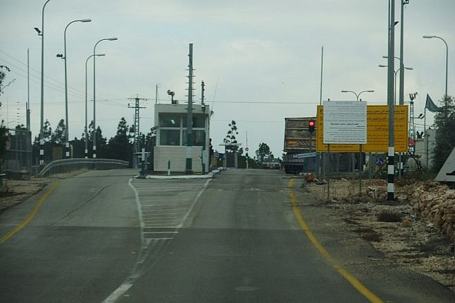 The Rantis Crossing, located on the security barrier, west of Ramallah in Samaria. Source: Wikimedia Commons.