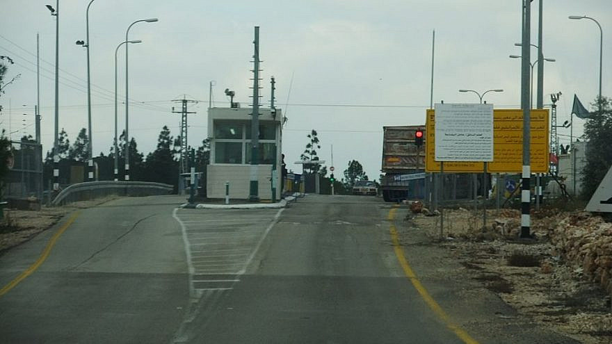 The Rantis checkpoint on the Green Line. Credit: Wikimedia Commons.