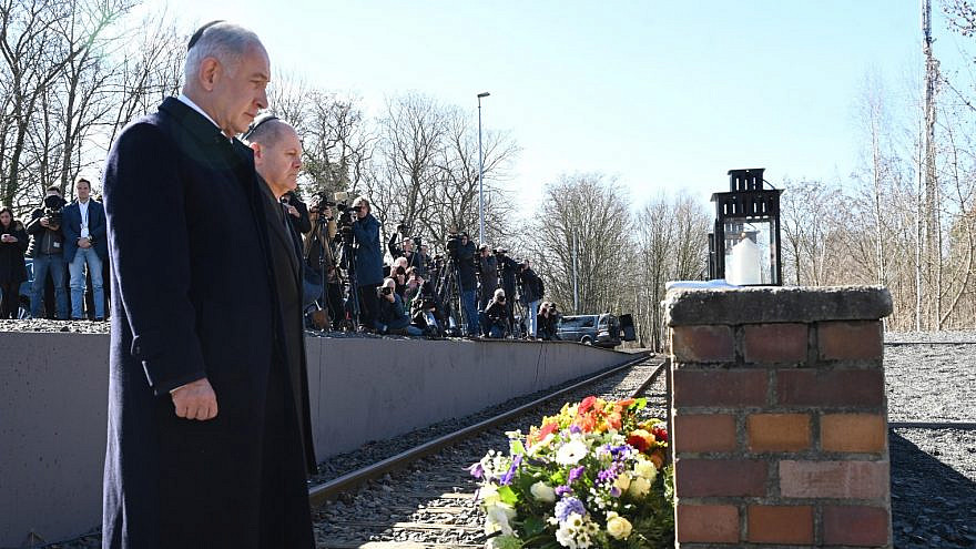 Prime Minister Benjamin Netanyahu and German Chancellor Olaf Scholz lay wreaths in honor of Holocaust victims at Platform 17 in Berlin, March 16, 2023. Photo by Haim Tzach/GPO.