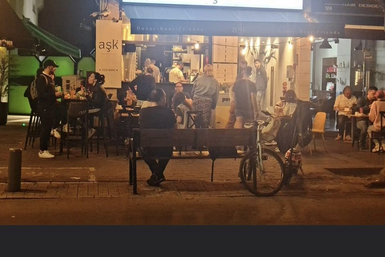 The Aşk Doner kebab shop operates as usual as Israelis usher in Memorial Day, April 24, 2023. Source: Twitter.