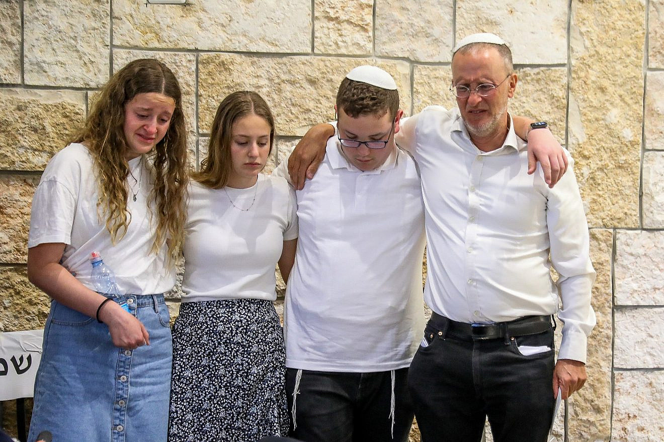 Rabbi Leo Dee and his surviving children. Photo by Noam Revkin Fenton/Flash90.