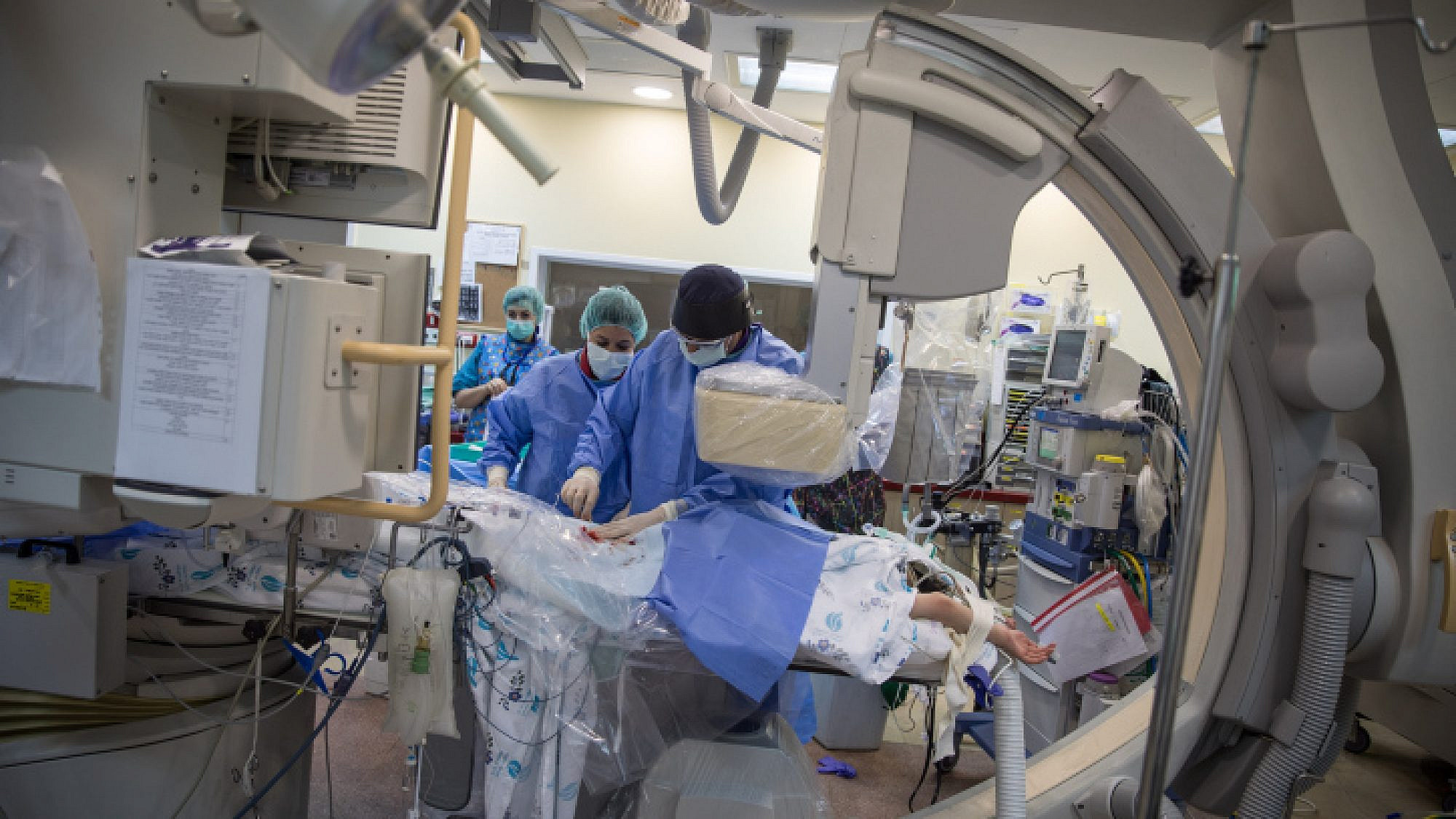 Israeli doctors perform a cardiac catheterization on a young Palestinian girl at the Wolfson Medical Center in the central Israeli city of Holon, on April 11, 2018. Photo by Hadas Parush/Flash90.