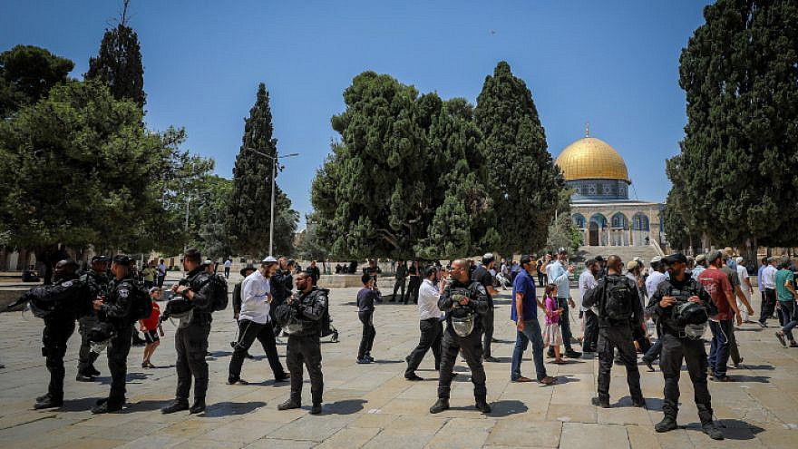 Israeli security personnel stand guard as Jews visit the Temple Mount in Jerusalem, July 18, 2021. Photo by Jamal Awad/Flash90.