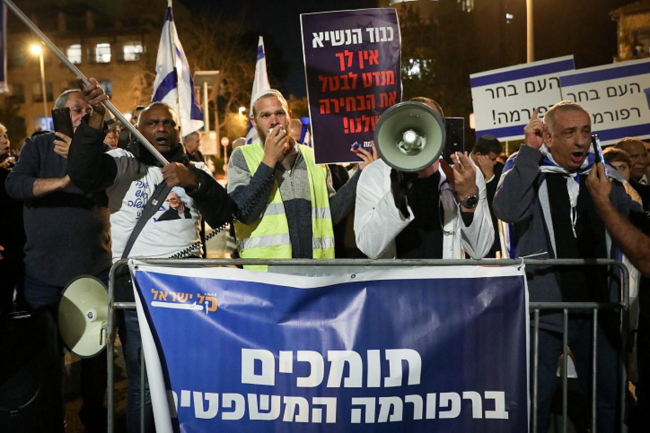 Supporters of the government's judicial reform program protest in Jerusalem, April 15, 2023. Photo by Noam Revkin Fenton/Flash90.