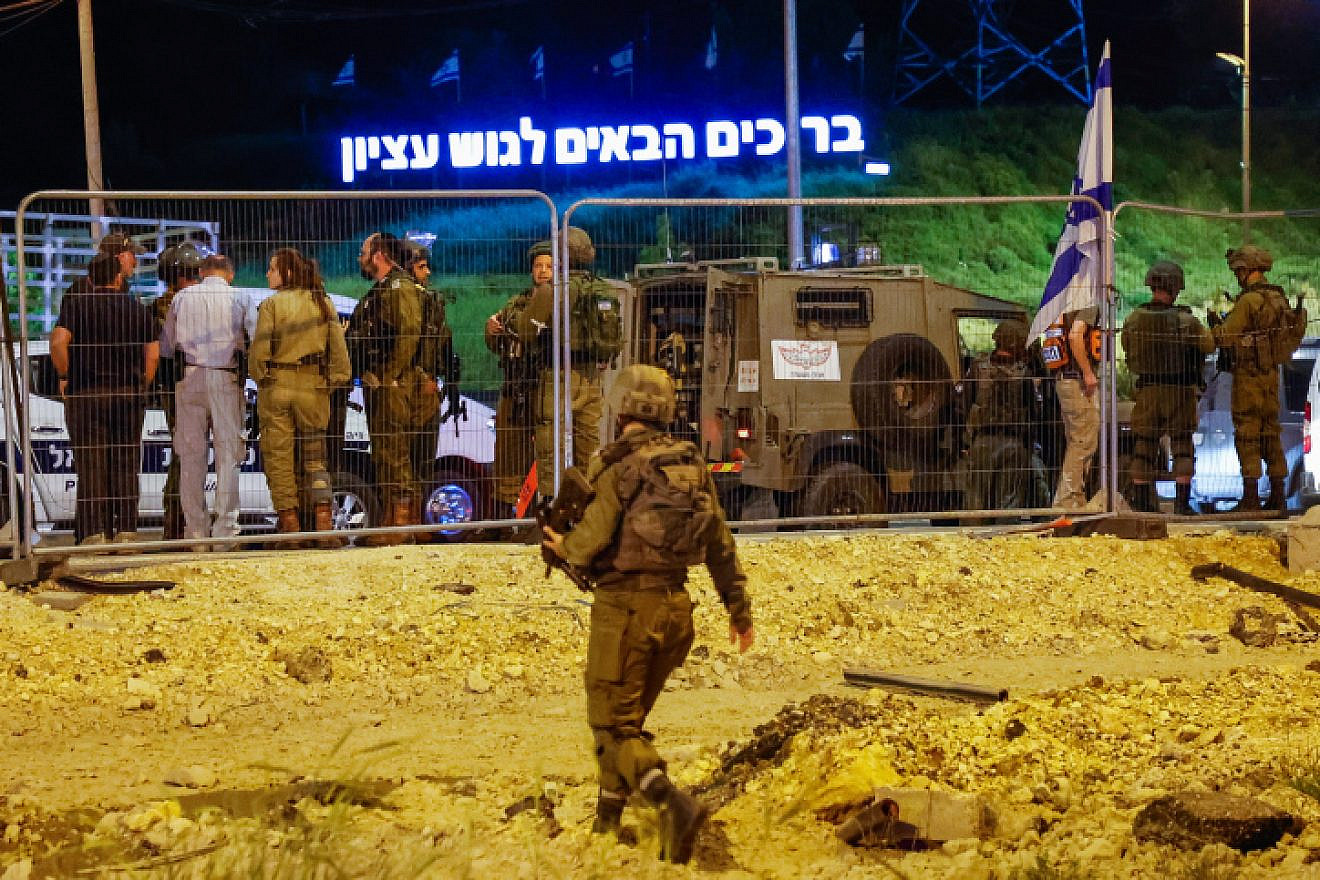 Israeli security personnel at the scene of a Palestinian stabbing attack at the Gush Etzion Junction in Judea, April 17, 2023. Photo by Gershon Elinson/Flash90.
