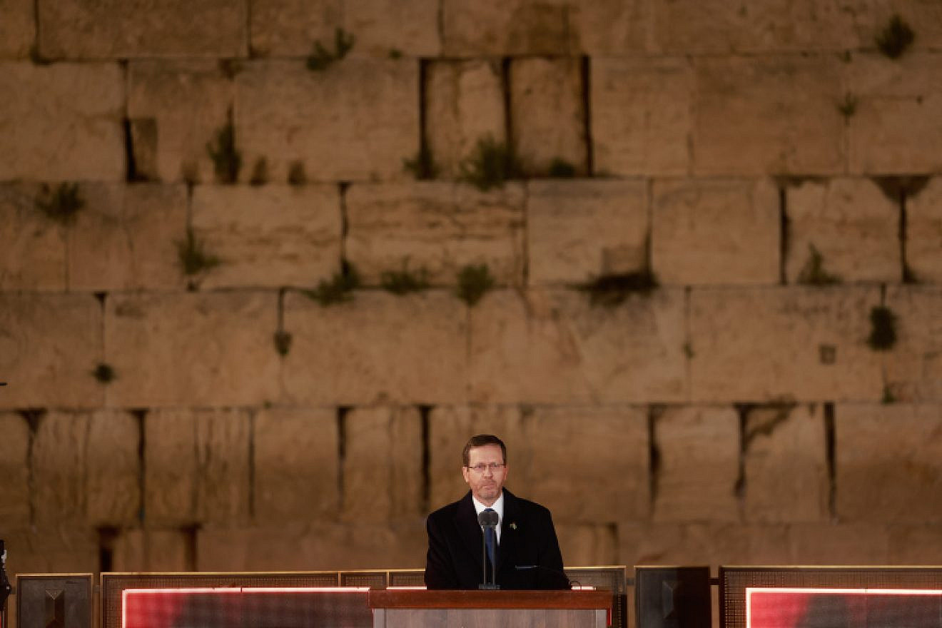Israeli President Isaac Herzog addresses a ceremony marking Remembrance Day for Fallen Soldiers and Victims of Terror at the Western Wall in Jerusalem, April 24, 2023. Photo by Erik Marmor/Flash90.