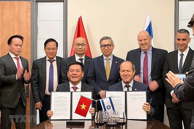 Vietnamese Minister of Industry and Trade Nguyễn Hồng Diên and Israeli Economy Minister Nir Barkat conclude negotiations on a free trade agreement set to take effect later this year, April 2, 2023. Credit: Israeli Foreign Ministry.