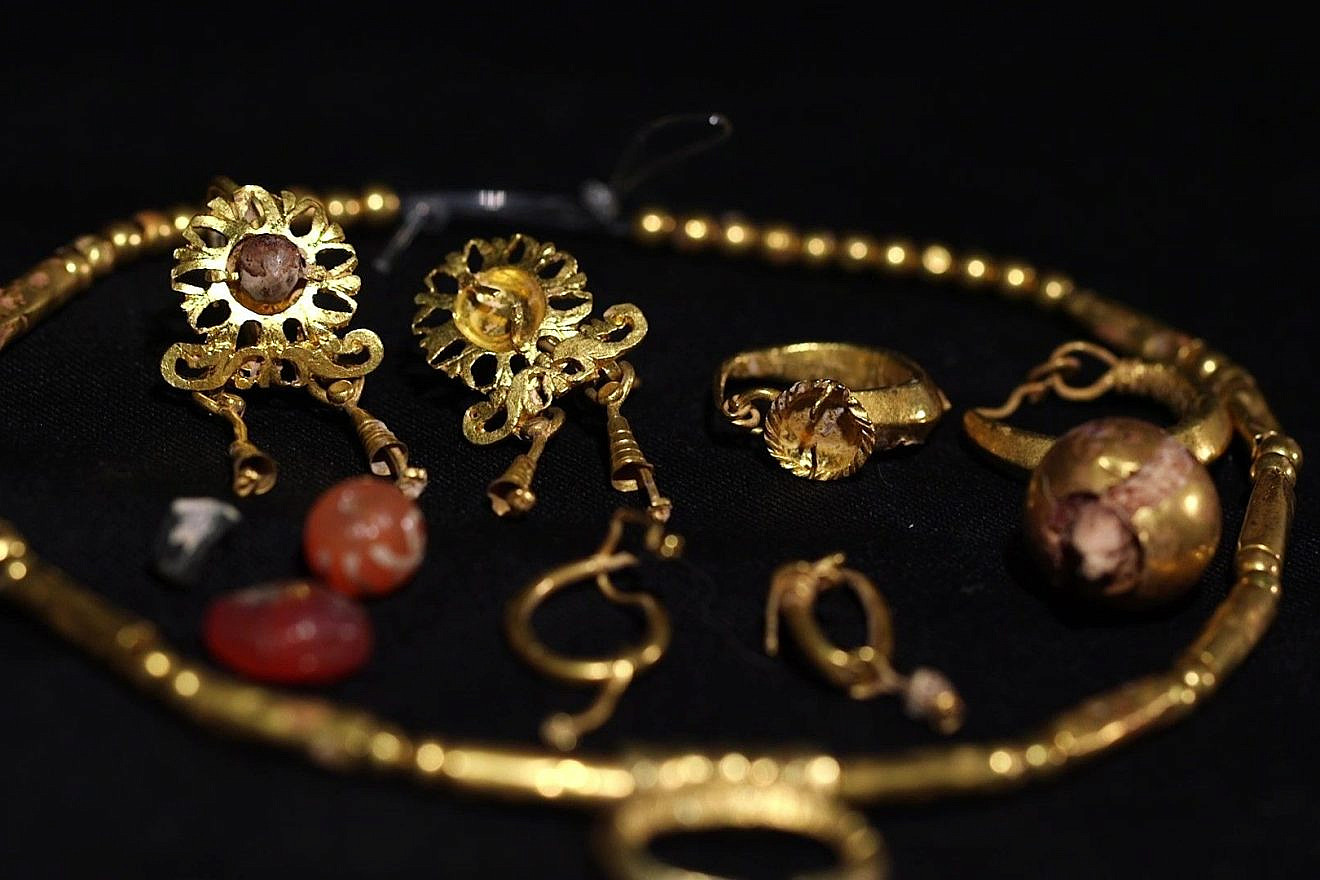 The assemblage of fine gold jewelry. Photo by Emil Aladjem/Israel Antiquities Authority.