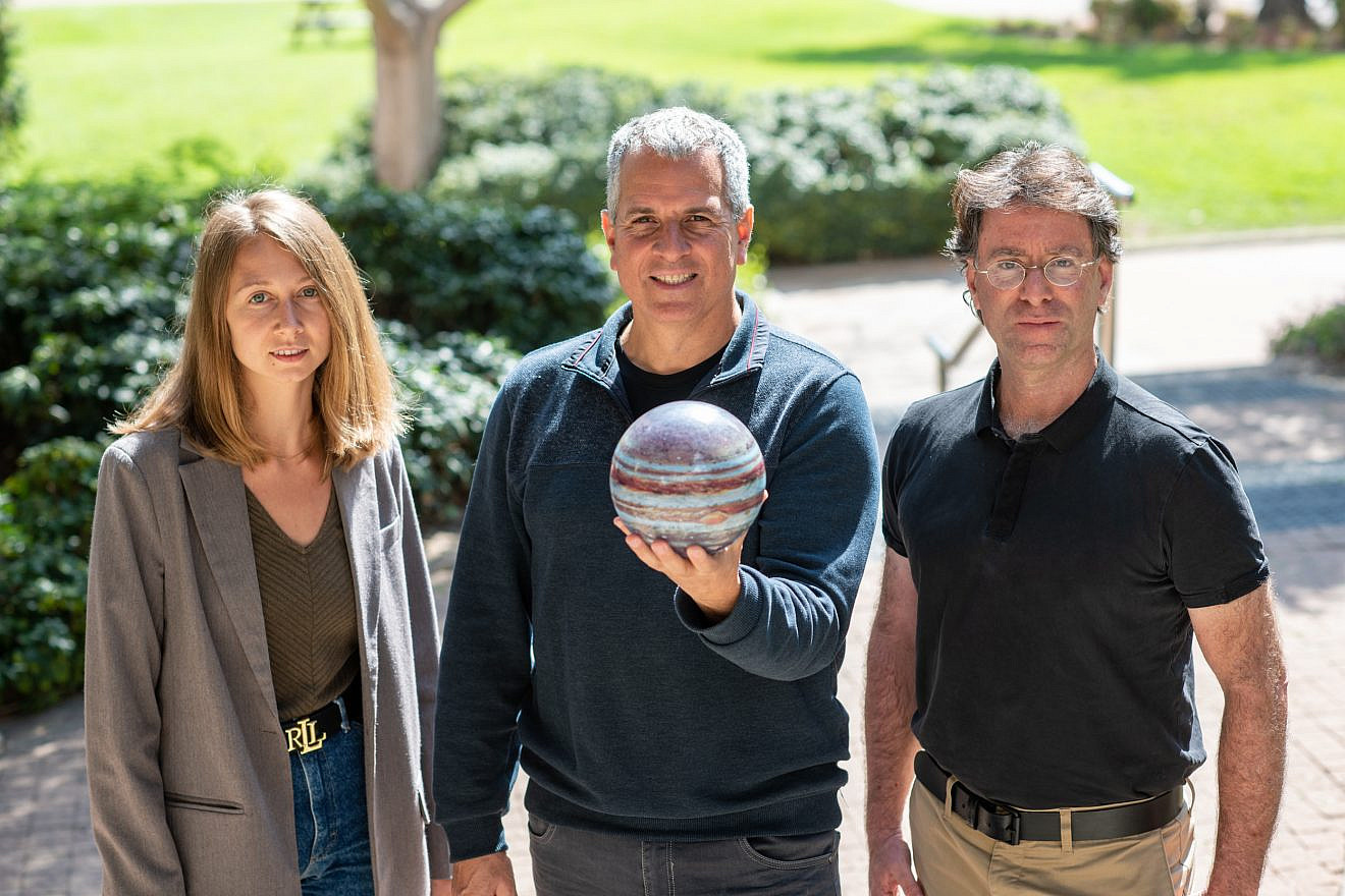 Members of the space project from the Weizmann Institute of Science. From left: Maria Smirnova, Yohai Kaspi and Eli Galanti. Credit: Weizmann Institute of Science.