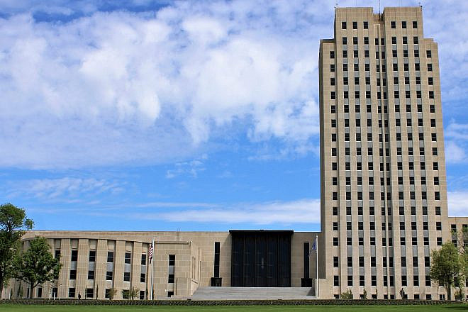 The North Dakota State Capitol in Bismarck. Credit: Farragutful via Wikimedia Commons.