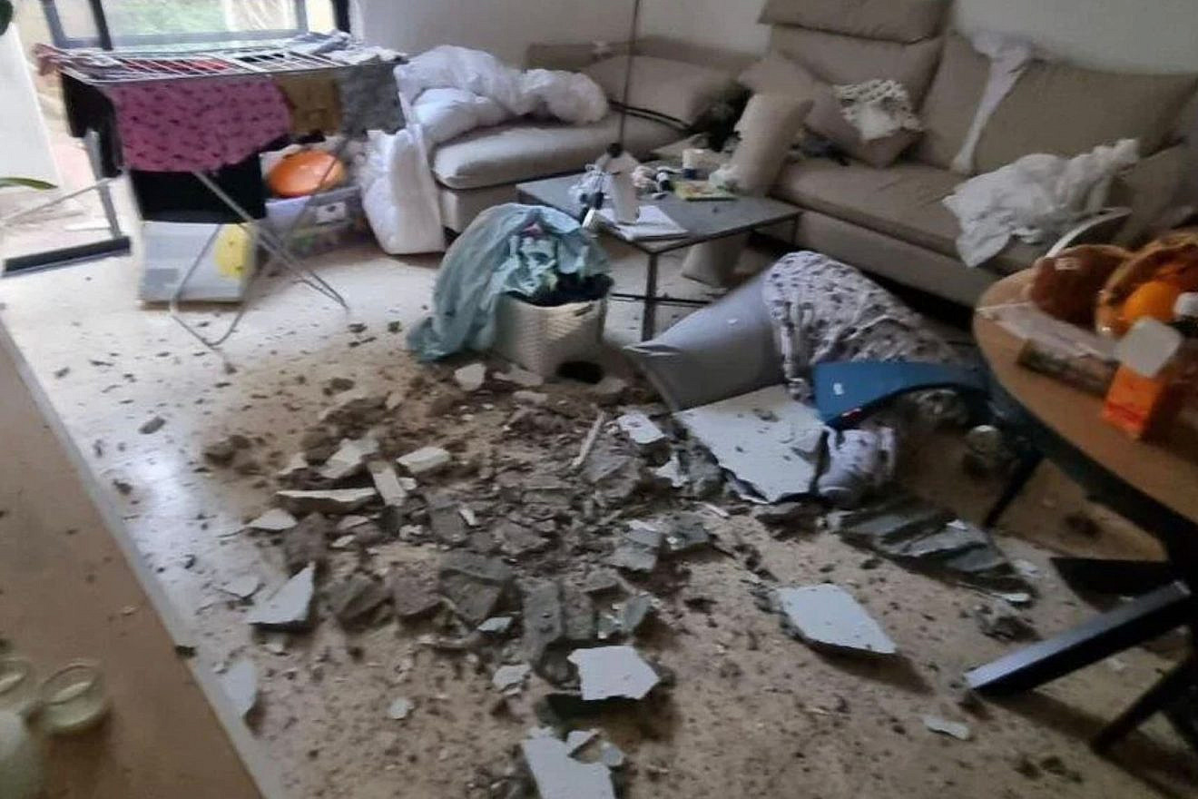 A home in Sderot after being hit by a rocket launched into Israel by terror groups based in the Gaza Strip in April 2023. Source: Twitter.