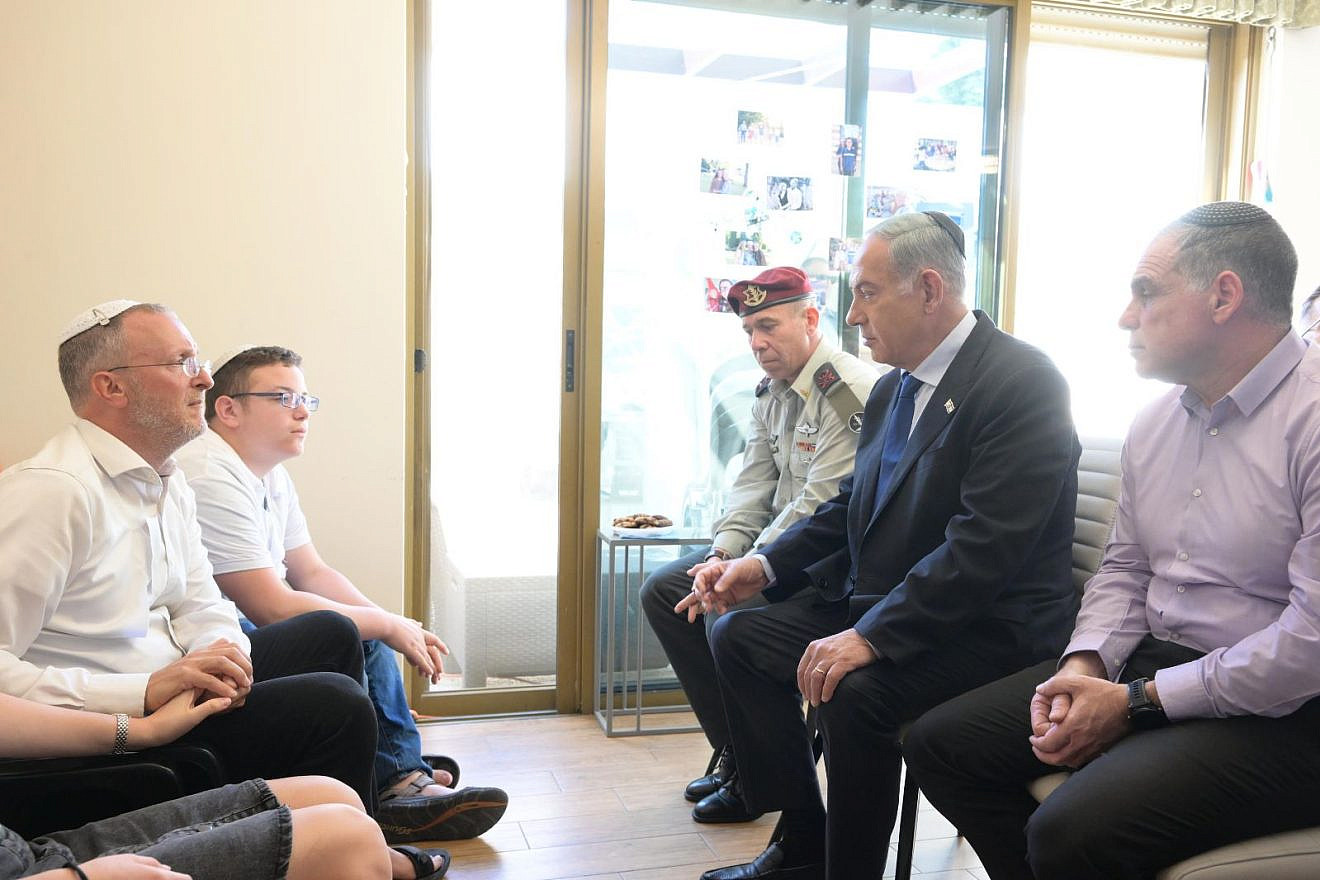 Israeli Prime Minister Benjamin Netanyahu visits the Dee family in Efrat on April 16, 2023. Photo by Amos Ben-Gershom/GPO.