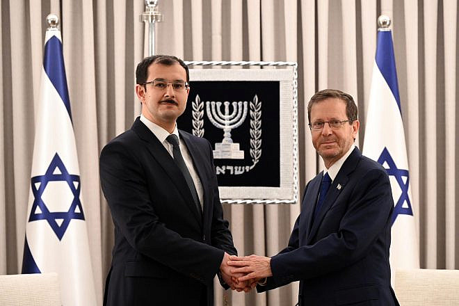 Azerbaijan's Ambassador to Israel Mukhtar Mammadov (left) presents his credentials to Israeli President Isaac Herzog on March 26, 2023. Credit: Haim Zach/GPO.